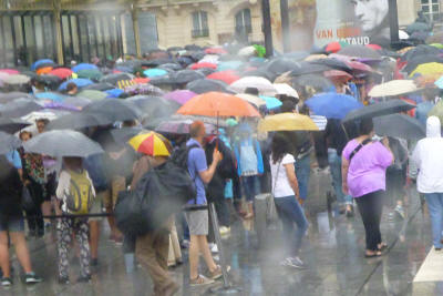 Bring your umbrella! In Normandy, rain is a reliable travel companion!